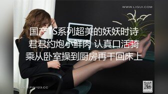 KTV夜場服務員帥氣小哥又釣上一個社會精神小妹,年齡不大,紋身不少,年輕真好